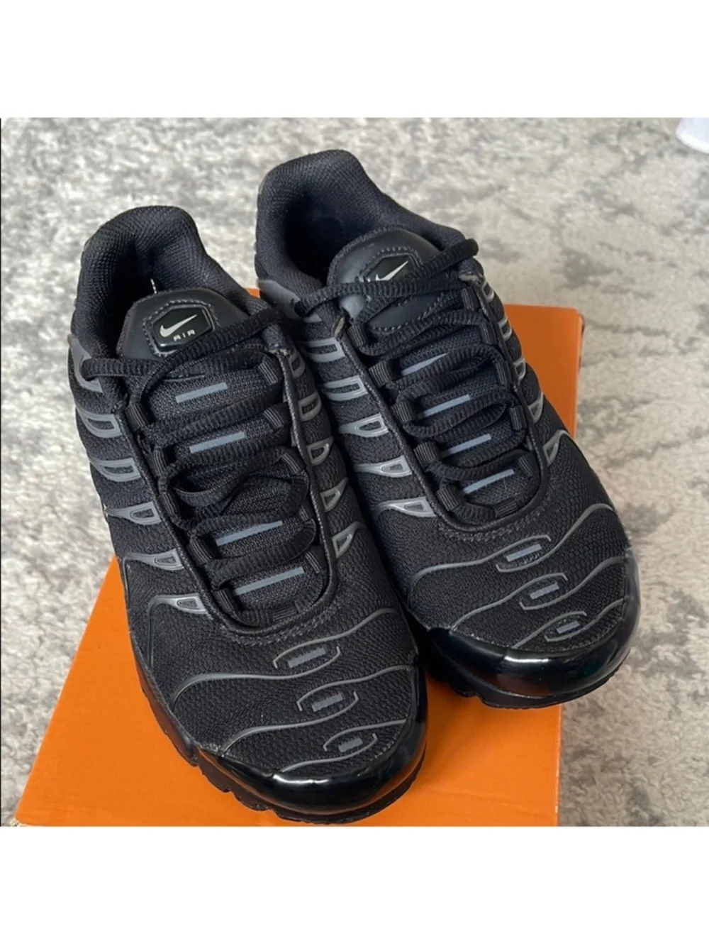 Nike Women's Black and Grey Sneakers - Picture 2 of 6